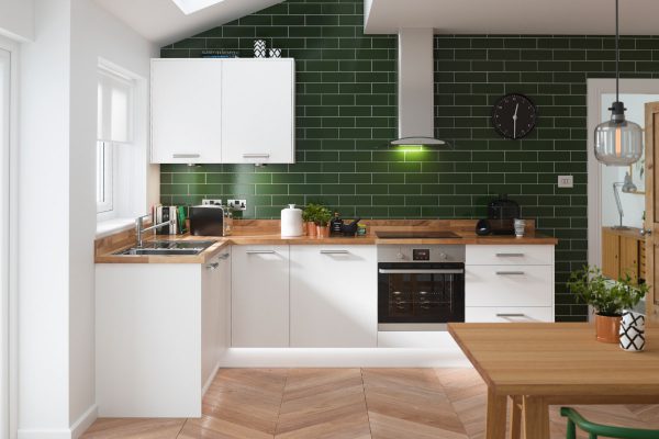 Những mẫu nhà bếp nhỏ đẹp 2021 được thiết kế vời tường ốp bếp màu trắng sáng
