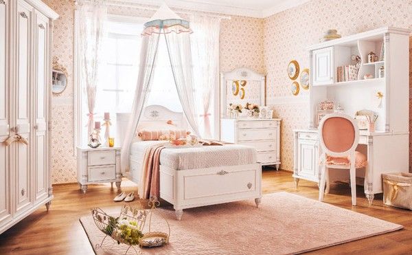 Phòng ngủ với giấy dán tường hoa văn họa tiết hồng phấn