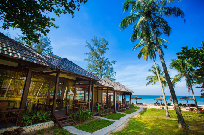 Khu nghỉ dưỡng gắn liền với thiên nhiên, được bao bọc trọn vẹn bởi cây xanh, cát trắng, nắng nàng