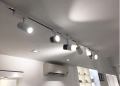 Đèn LED rọi ray có thể di chuyển linh hoạt trên thanh ray